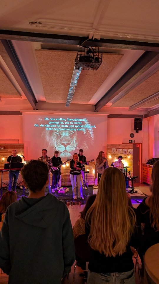 Wir suchen dich! 🫵🏽
Bock auf Musik, Technik oder eine Andacht?
Dann slide in unsere DMs – wir freuen uns auf dich! ✨
#CVJMEisingen #home