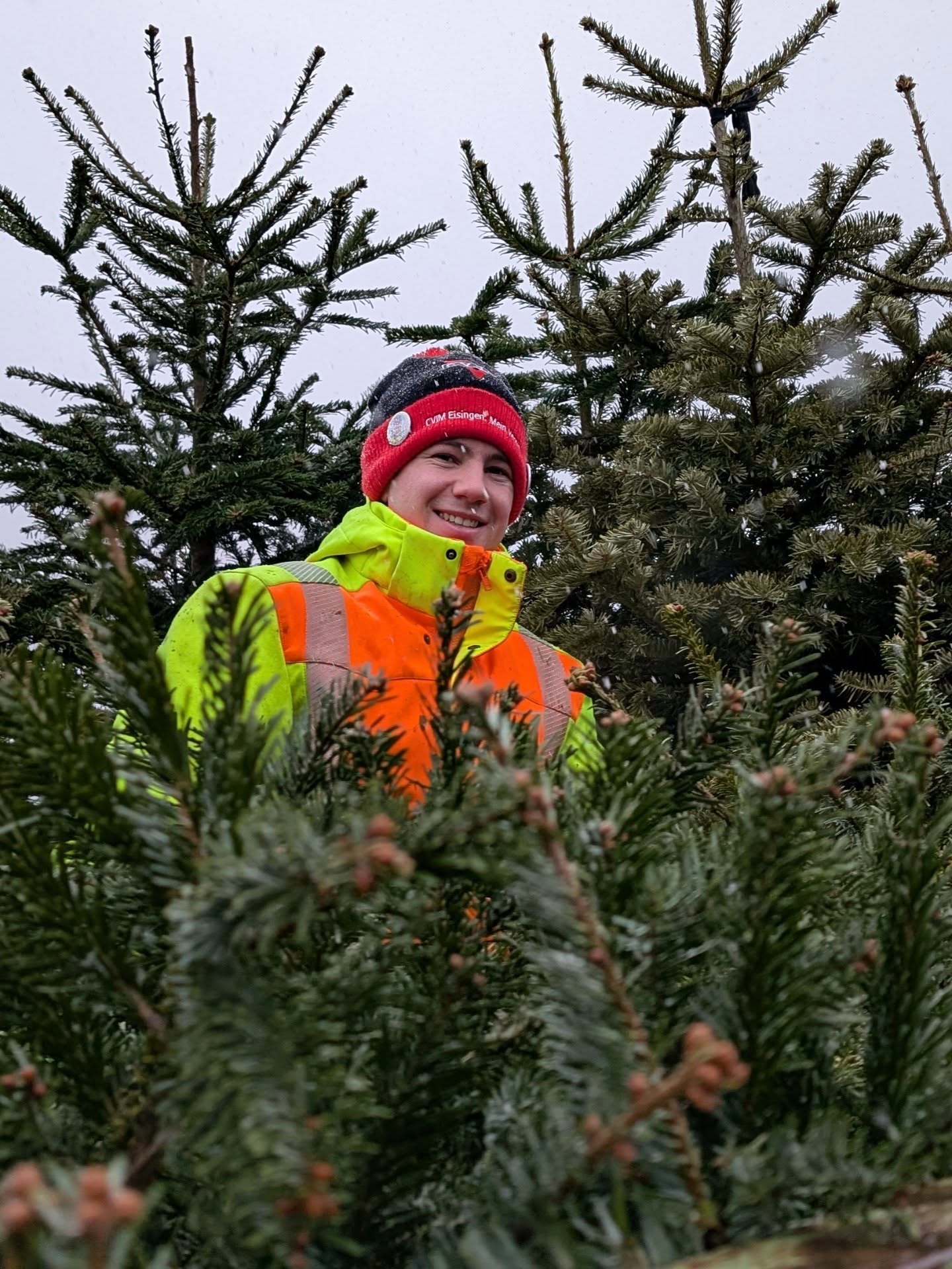 Christbaumaktion im Schneegestöber 🌲🌨️
#CVJMEisingen @cvjm.baden
